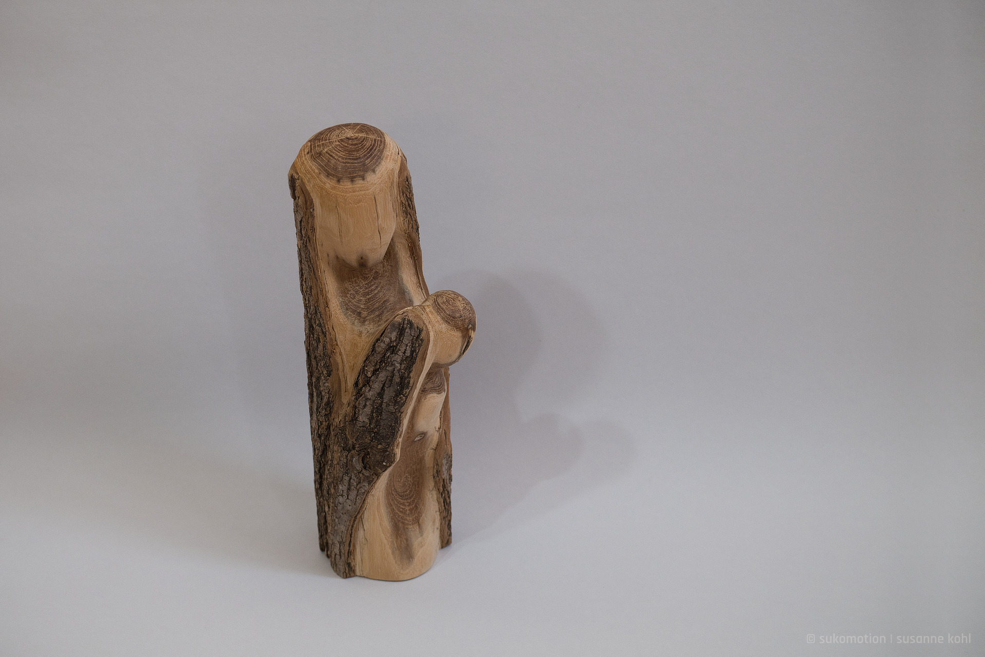 safe & curious - figurative wood sculpture by sukomotion | susanne kohl - berlin